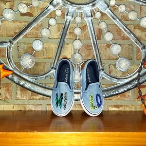 Cat & Jack Boys WI/LD Chambray Slip Ons Size 7
